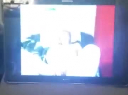 सेक्सी किशोर ने अपने प्रेमी से अपने वीडियो कैमरे को बंद करने और कमबख्त के दौरान उसे देखकर पूछा।