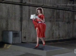 उच्च ऊँची एड़ी के जूते में लाल बालों वाली महिला को फर्श पर घुटने टेकते समय उसकी जुड़वां पाला और बकवास हो रहा है