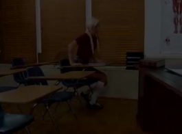 गंदे गोरा शिक्षक, एमी और उसके सींग का छात्र कमबख्त हैं, जबकि एक विशाल कक्षा में