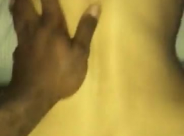 एक अश्वेत आदमी एक गोरी लड़की की पीठ पर उँगलियों से उँगलियों को चूस रहा है, जबकि उसके निपल्स को चूसना, पागल की तरह।