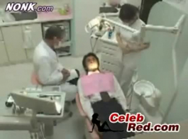 फूहड़ जापानी नर्स एक मरीज को संतुष्ट करने या अन्य रोगियों को संतुष्ट करने के लिए एक डेस्क का उपयोग कर रही है।