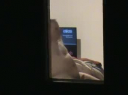 दो सींग वाले पड़ोसी कैमरे के सामने सेक्स कर रहे हैं, क्योंकि यह उन्हें उत्तेजित करता है।
