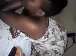 बड़े गधे, अफ्रीकी महिलाओं को अपने तंग गधे को उँगलियों और गड़बड़ किया जा रहा है, कैमरे के सामने।