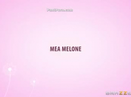 Mea Melone एक आदमी के साथ भाप से भरा सेक्स कर रहा है जिसे वह बहुत पसंद करती है, पूरे दिन।