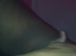 स्लिम एबोनी ब्यूटी, क्रिस्टीना कॉलवे अपनी नींद में एक गंजे आदमी के साथ सेक्स कर रही है।