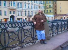 रूसी परिपक्व श्यामला अपने पहले अश्लील दृश्य के साथ एक आदमी के साथ है जो वह अभी मिला है।