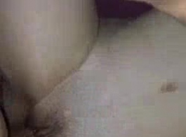 Busty milf बेला वाइल्ड बिस्तर पर उसकी योनी कमबख्त।
