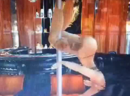 बस्टी पोल मॉडल बार्बी एक सफेद आदमी द्वारा अपने काले ट्वैट को नंगा कर रहा है।