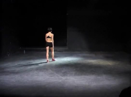 एक प्रदर्शन के बाद, एक गर्म फूहड़ मैटिनी में डबलफक हो रहा है, जबकि पूरी रात नाच रहा है।