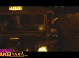 हॉर्नी टैक्सी ड्राइवर मंच पर एक सींग वाली लड़की को चोद रहा है, उसे एक blowjob देने के बाद।